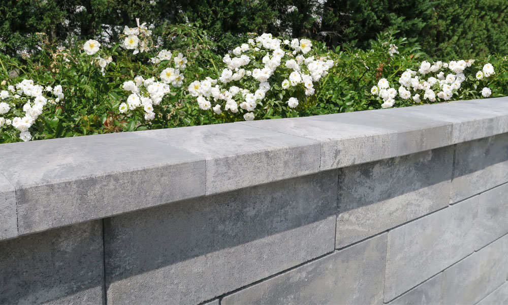 Krycia platňa 25 x 28 x 6 cm, kamenná sivá tieňovaná; Štandardná plotová a múrová tvárnica, kamenná sivá tieňovaná