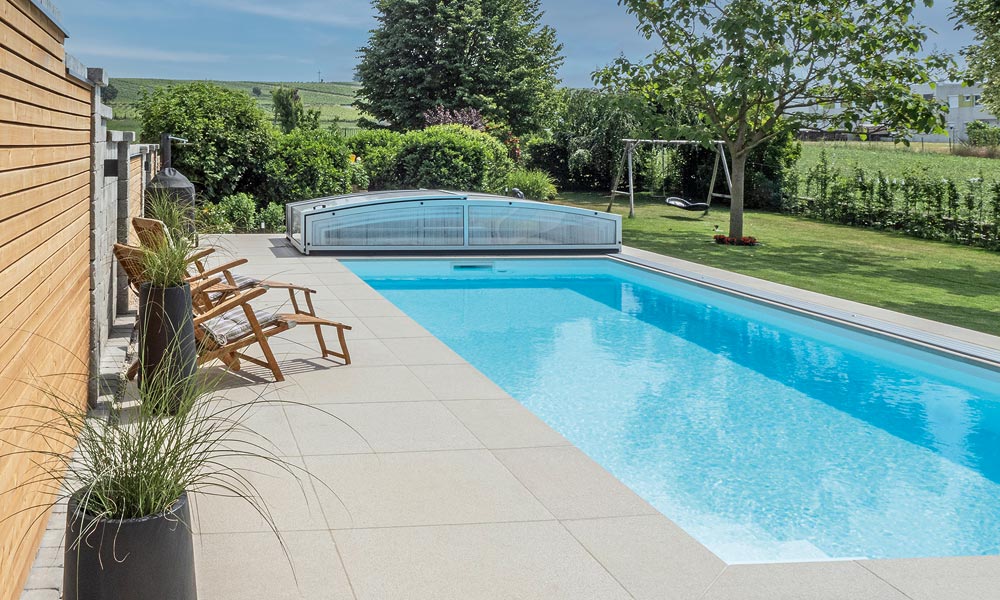 LIV 89,4 x 89,4 x 4,8 cm, vanilková, pre okraj bazéna boli platne LIV vybavené štvrťkruhovým ukončením hrán LIV 89,4 x 89,4 x 4,8 cm, vanilková, pre okraj bazéna boli platne LIV vybavené štvrťkruhovým ukončením hrán