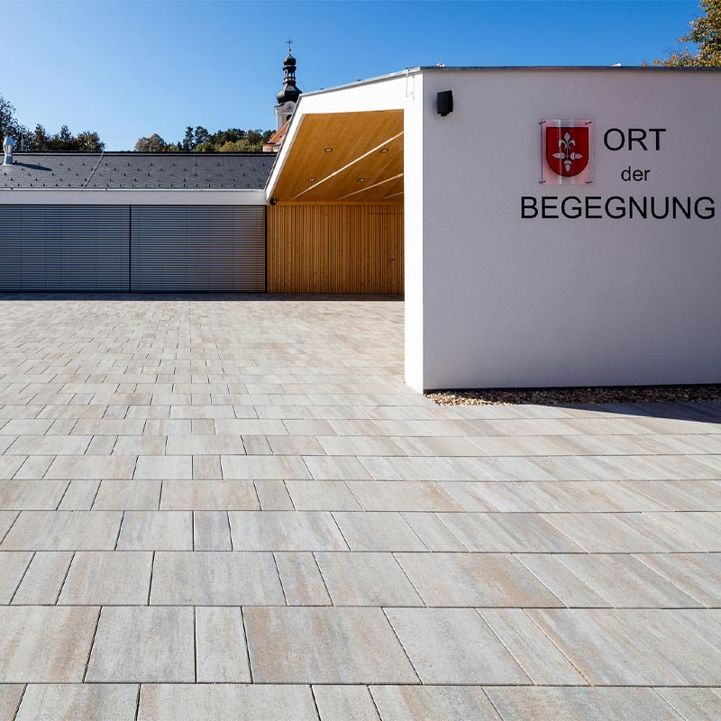 Obec Bad Blumau Campus VG4, vulcano tieňované betónové dlažby Friedl Steinwerke Obec Bad Blumau Campus VG4, vulcano tieňované betónové dlažby Friedl Steinwerke