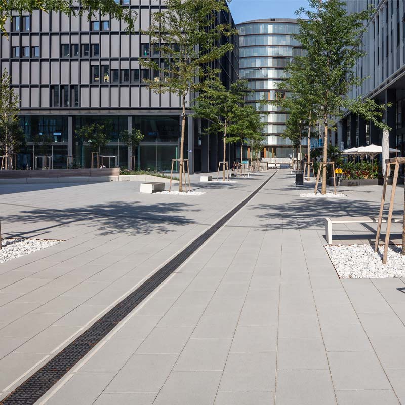 Quartier Belvedere Linea VG4, platina stredne tmavá betónové dlažby Friedl Steinwerke Quartier Belvedere Linea VG4, platina stredne tmavá betónové dlažby Friedl Steinwerke