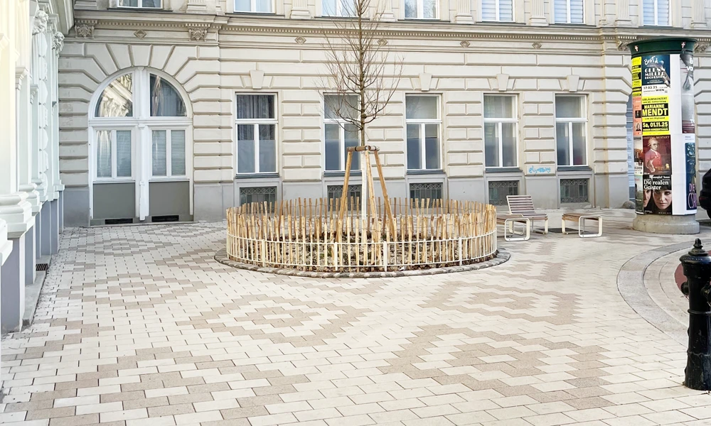 Námestie vo Viedni so svetlou dlažbou a pôsobivým vzorom Pôsobivá, svetlá dlažba v meste