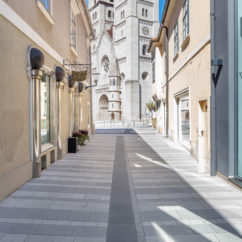 Pešia zóna Wiener Neustadt Linea VG4 betónová platňa, úšľachtilé kamenivo bielo-čierne Friedl Steinwerke Pešia zóna Wiener Neustadt Linea VG4 betónová platňa, úšľachtilé kamenivo bielo-čierne Friedl Steinwerke