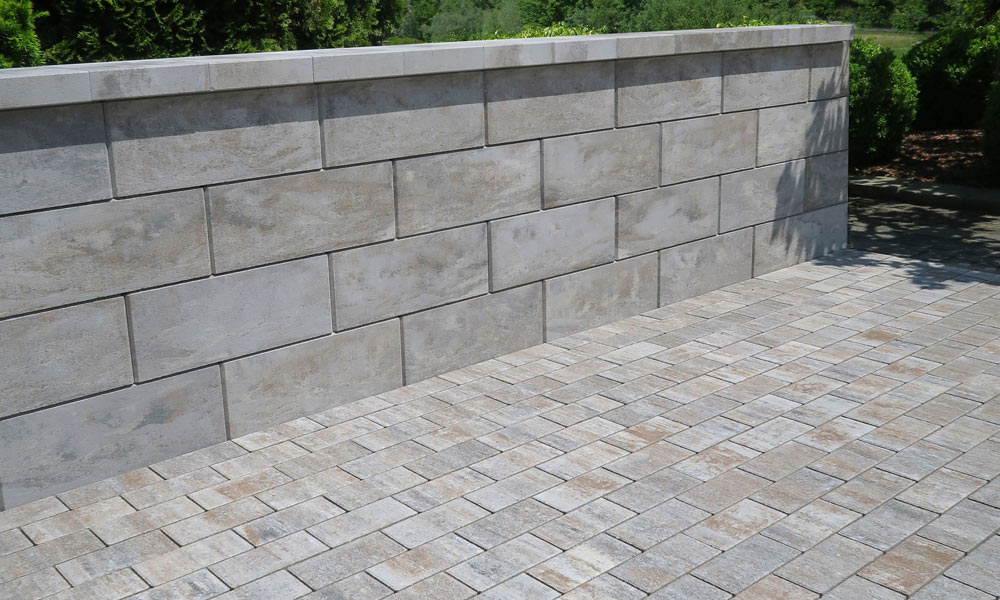 Parketová dlažba 20 x 10 x 6 cm vápenec lastúrnikový a Štandardná plotová a múrová tvárnica vápenec lastúrnikový Parketová dlažba 20 x 10 x 6 cm vápenec lastúrnikový a Štandardná plotová a múrová tvárnica vápenec lastúrnikový