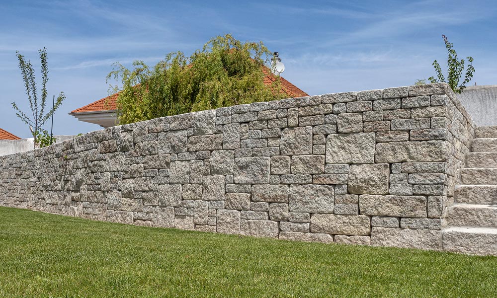 Gutshof murová tvárnica ŠM24 bosovaná, vápenec lastúrnikový, uložená v divokej väzbe Gutshof murová tvárnica ŠM24 bosovaná, vápenec lastúrnikový, uložená v divokej väzbe