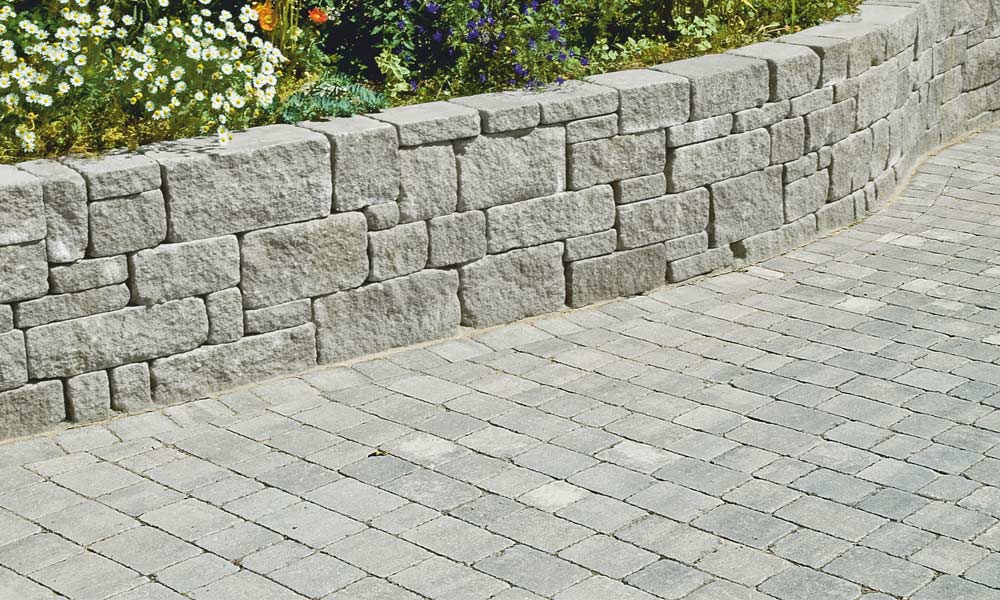 Piazza Grado, bridlica tieňovaná; Gutshof murová tvárnica ŠM24 bosovaná, sivá (im wilden Verband versetzt) Piazza Grado, bridlica tieňovaná; Gutshof murová tvárnica ŠM24 bosovaná, sivá (im wilden Verband versetzt)
