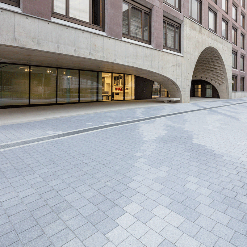 Arkádová plocha s Classic VG4 sivej farby v areáli Campus Innrain Univerzity Innsbruck Friedl Steinwerke.