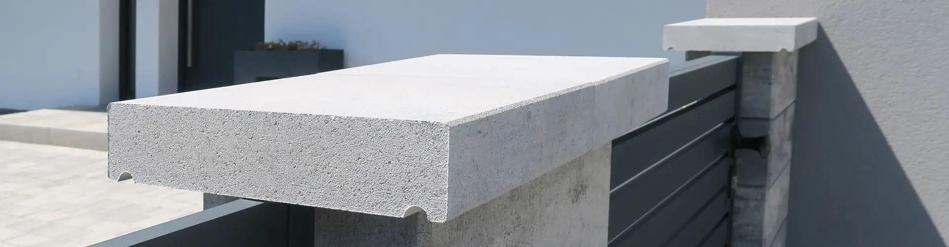 Záhradná múrová krycia platňa v odtieni žulovo sivá tieňovaná od Friedl Steinwerke. Ideálna pre štýlové a trvanlivé riešenia múrov. Záhradná múrová krycia platňa v odtieni žulovo sivá tieňovaná od Friedl Steinwerke. Ideálna pre štýlové a trvanlivé riešenia múrov.