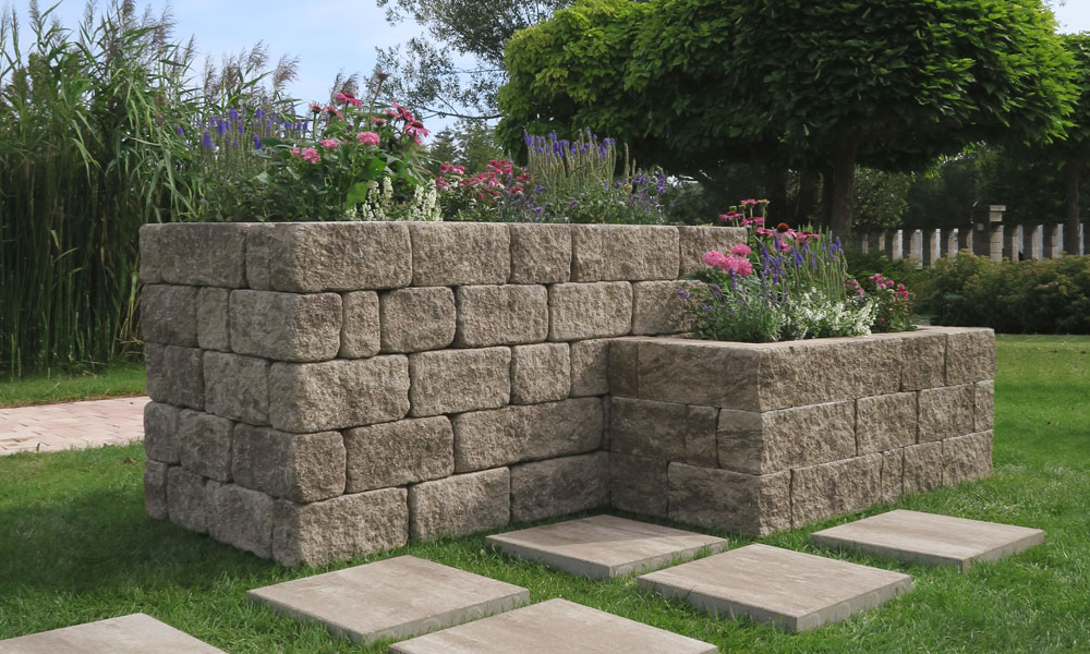 Gutshof murová tvárnica ŠM12 bosovaná, mokka tieňovaná (vľavo); Murová tvárnica ŠM12 štiepaná (vpravo) a Classic podlahová platňa 39,8 x 39,8 x 4 cm, mokka tieňovaná Gutshof murová tvárnica ŠM12 bosovaná, mokka tieňovaná (vľavo); Murová tvárnica ŠM12 štiepaná (vpravo) a Classic podlahová platňa 39,8 x 39,8 x 4 cm, mokka tieňovaná