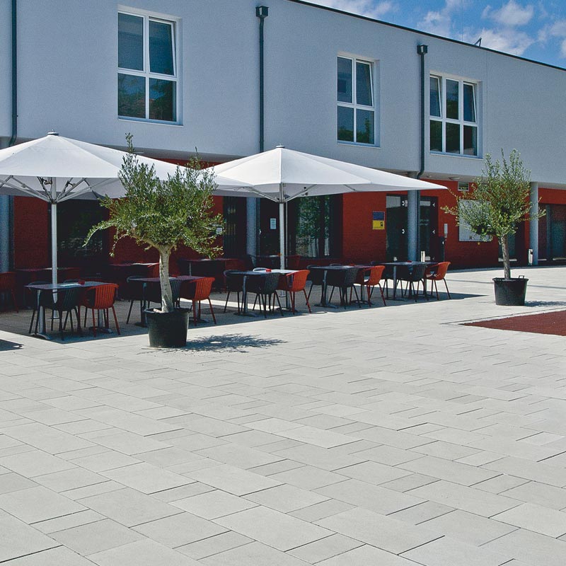 Obecné námestie Mitterndorf Campus VG4, sivá betónové dlažby Friedl Steinwerke Obecné námestie Mitterndorf Campus VG4, sivá betónové dlažby Friedl Steinwerke