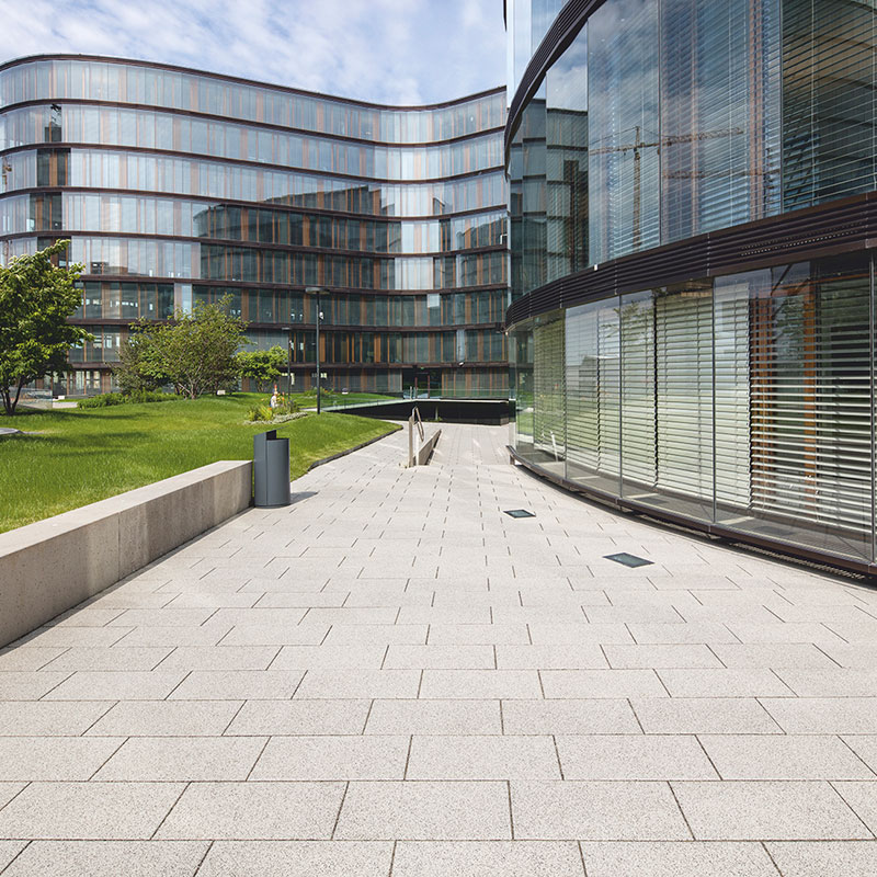 Chodník s Largo podlahovou platňou 59,8 × 29,8 × 5 cm v úprave ušľachtilé kamenivo bielo-čierne v areáli Erste Group/Erste Campus s produktmi od Friedl Steinwerke.