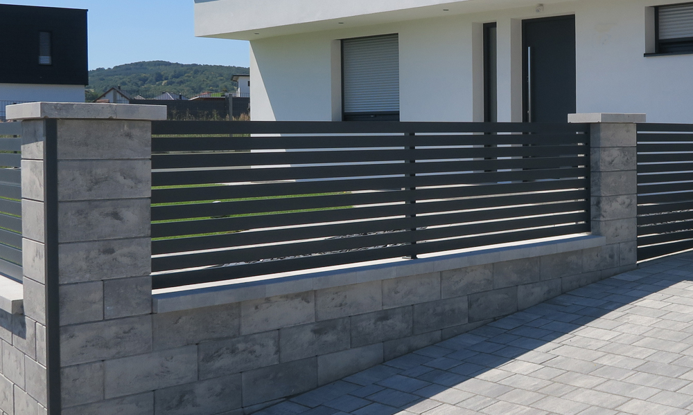 Classic plotová a múrová tvárnica, žulovo sivá tieňovaná; Krycia platňa s odkvapovým nosom, žulovo sivá tieňovaná a Arret Š15 VG4 kombinovaná dlažba, žulovo sivá tieňovaná