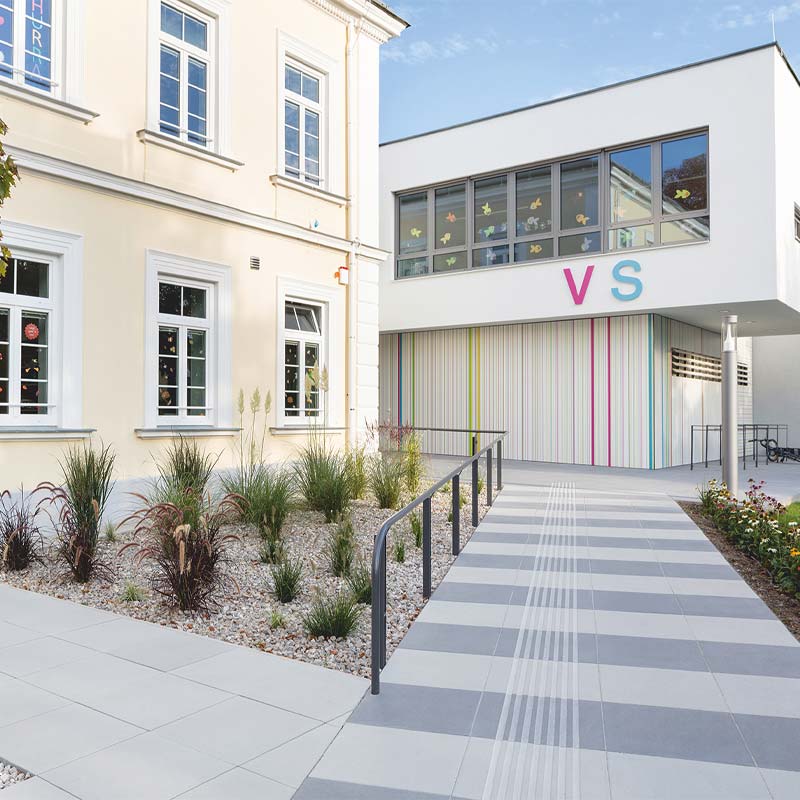 Volkschule Achau Linea VG4 betónová platňa, platina stredne tmavá Friedl Steinwerke Volkschule Achau Linea VG4 betónová platňa, platina stredne tmavá Friedl Steinwerke