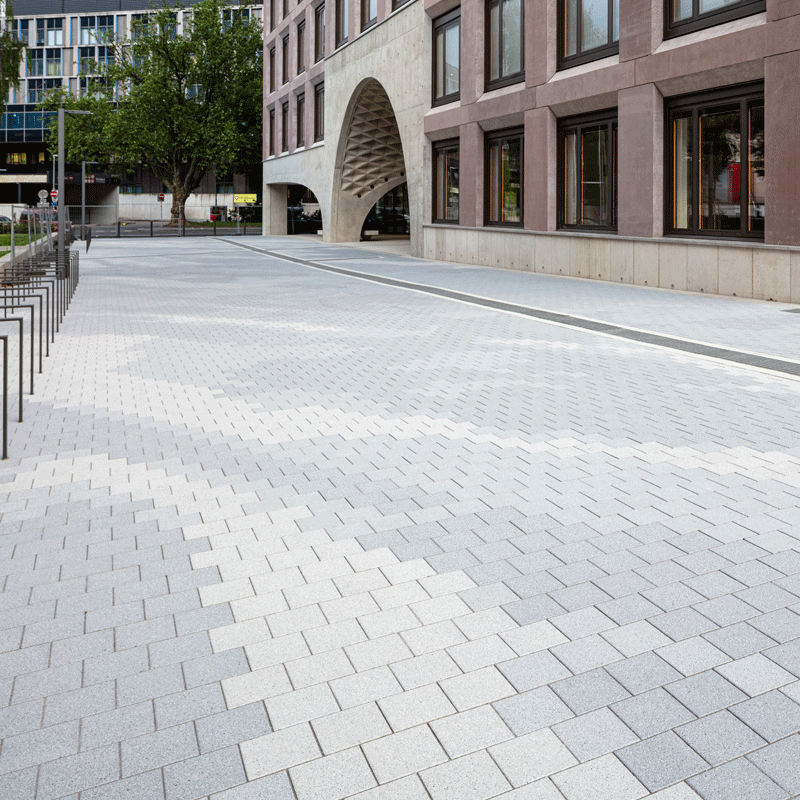 Otvorený peší priestor s Classic VG4 sivej farby v areáli Campus Innrain Univerzity Innsbruck Friedl Steinwerke.