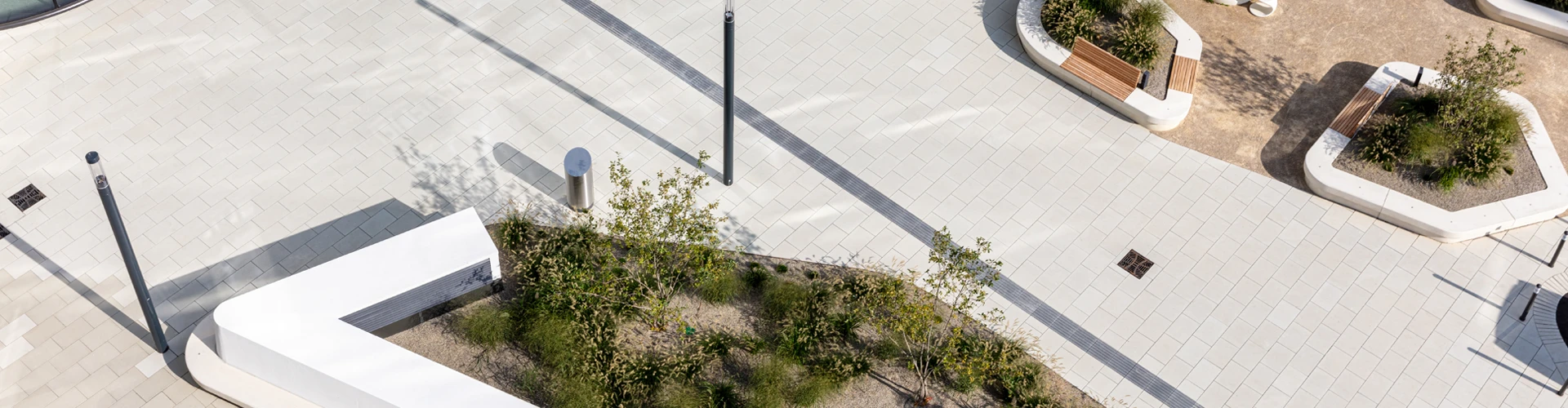 Plocha z vtáčej perspektívy s dlažbou od Friedl Steinwerke a výsadbovými záhonmi Plocha z vtáčej perspektívy s dlažbou od Friedl Steinwerke a s výsadbovými záhonmi