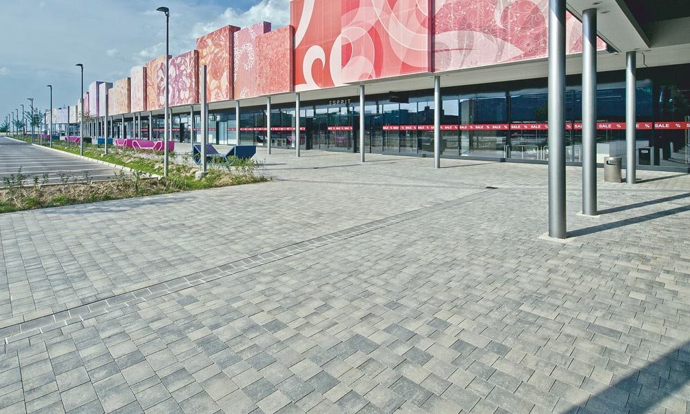 Nákupné centrá Piazza, žulovo sivá tieňovaná betónové dlažby Friedl Steinwerke Nákupné centrá Piazza, žulovo sivá tieňovaná betónové dlažby Friedl Steinwerke