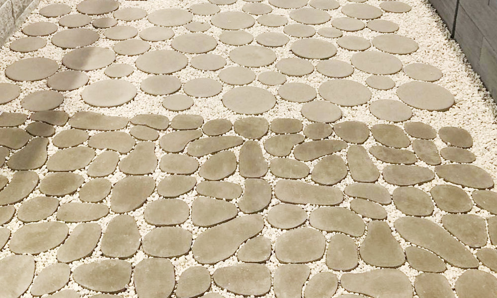 Vsakovacie dlažby v rôznych tvaroch: Drops (v pozadí) a Dribbs (v popredí) Vsakovacie dlažby v rôznych tvaroch: Drops (v pozadí) a Dribbs (v popredí)