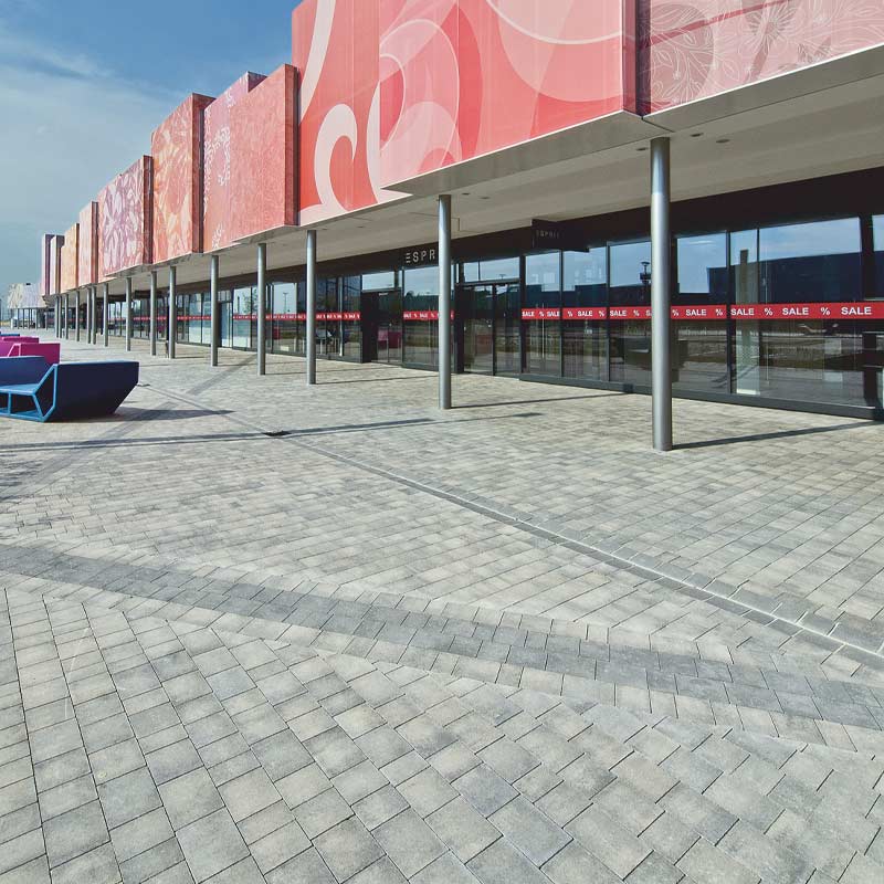 Parndorf Fashion Outlet Piazza, žulovo sivá tieňovaná betónové dlažby Friedl Steinwerke Parndorf Fashion Outlet Piazza, žulovo sivá tieňovaná betónové dlažby Friedl Steinwerke
