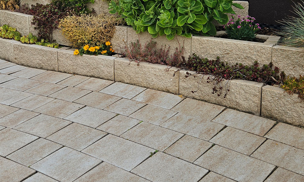 Faro črepníkové tvárnice vápenec tieňovaný od Friedl Steinwerke vytvárajú stupňovitý múrik s výsadbou, doplnený o dlažbu Piazza v rovnakej farbe – spolu tvoria harmonickú kombináciu.