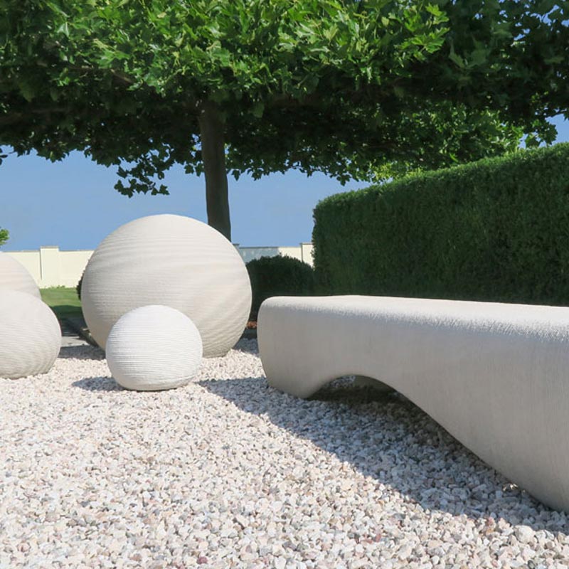 3D tlačená betónová lavička a betónová gul'a od Friedl Steinwerke 3D tlačená betónová lavička a betónová gul'a od Friedl Steinwerke
