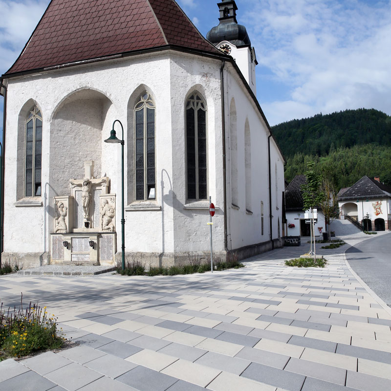 Na verejnom priestranstve v Lunz am See sú použité dlažobné kamene Linea Rhomboid a Kursiva v taupe, svetlej a tmavej farbe od Friedl Steinwerke.