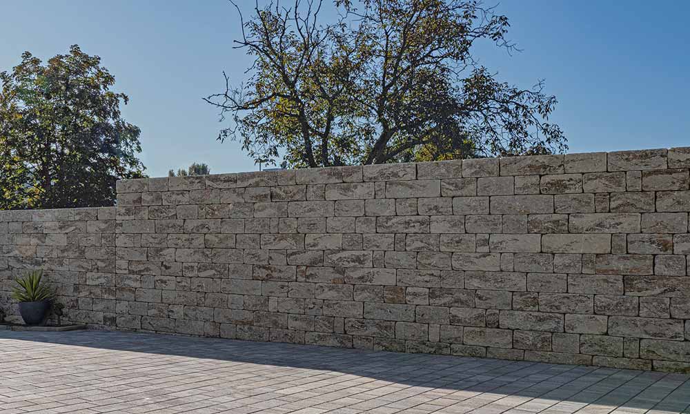 Gutshof murová tvárnica ŠM24 bosovaná, vápenec lastúrnikový, v 15 cm vysokých radoch osadená; Arret Š15 VG4 kombinovaná dlažba, čadič tieňovaný a Univerzálny koncový kameň, vápenec lastúrnikový Gutshof murová tvárnica ŠM24 bosovaná, vápenec lastúrnikový, v 15 cm vysokých radoch osadená; Arret Š15 VG4 kombinovaná dlažba, čadič tieňovaný a Univerzálny koncový kameň, vápenec lastúrnikový