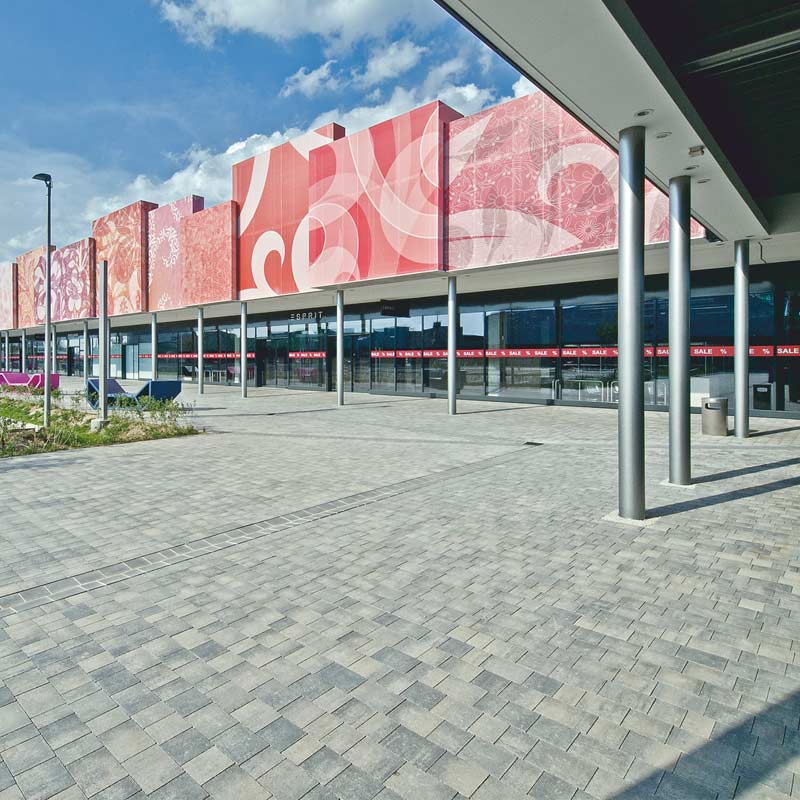 Parndorf Fashion Outlet Piazza, žulovo sivá tieňovaná betónové dlažby Friedl Steinwerke Parndorf Fashion Outlet Piazza, žulovo sivá tieňovaná betónové dlažby Friedl Steinwerke