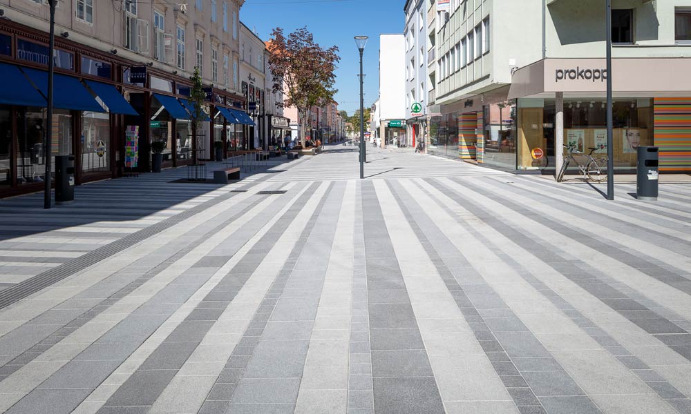 Pešie zóny Linea VG4 betónová platňa, ušľachtilé kamenivo bielo-čierne betónové dlažby Friedl Steinwerke Pešie zóny Linea VG4 betónová platňa, ušľachtilé kamenivo bielo-čierne betónové dlažby Friedl Steinwerke