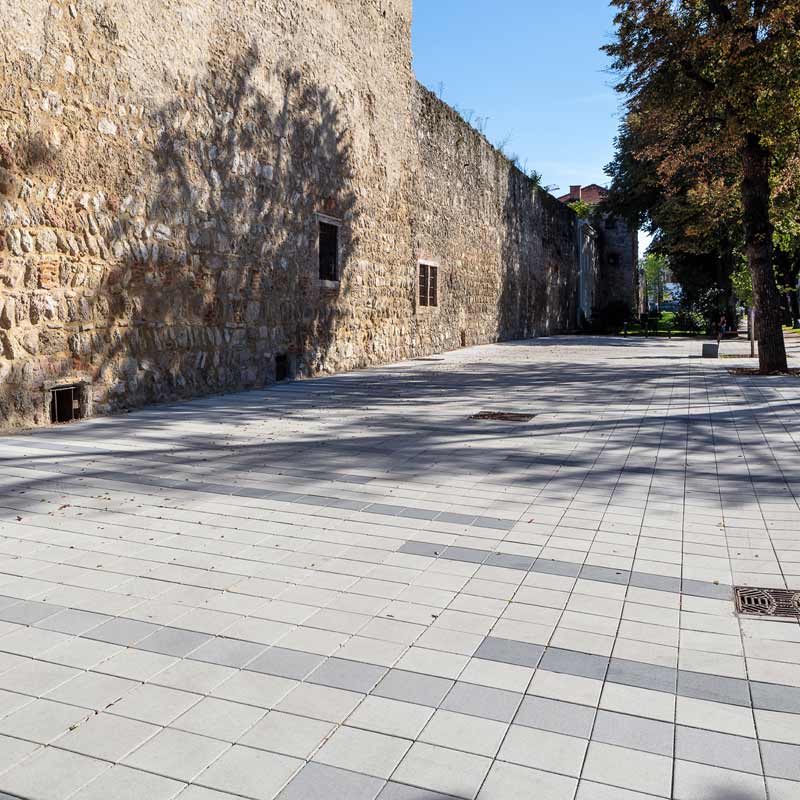 Pešia zóna Wiener Neustadt Linea VG4 betónová platňa, úšľachtilé kamenivo bielo-čierne Friedl Steinwerke