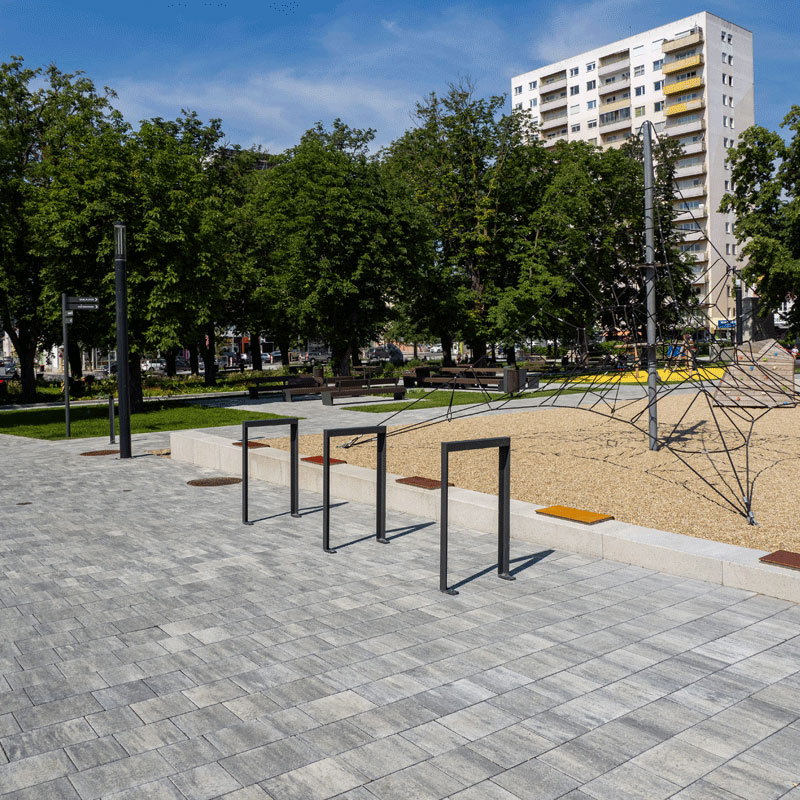 Mestský park Oberwart s detským ihriskom a lavičkami; Arret B25 VG4 kombinovaná dlažba, žulovo sivá tieňovaná, Friedl Steinwerke.