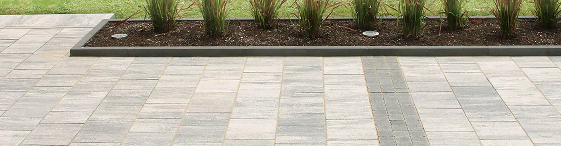 Arret Š25 VG4 Kombidlažba 6 cm v žulovo sivej tieňovanej od Friedl Steinwerke, ideálna pre elegantné a funkčné príjazdové cesty. Arret Š25 VG4 Kombidlažba 6 cm v žulovo sivej tieňovanej od Friedl Steinwerke, ideálna pre elegantné a funkčné príjazdové cesty.