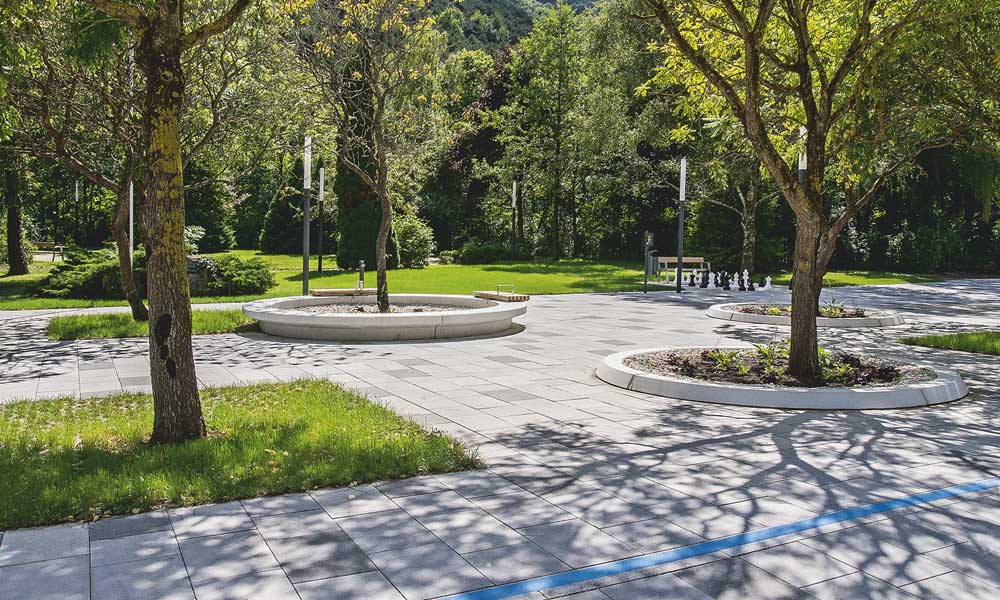 Verejné námestia Linea VG4 betónová platňa, platina svetlá platina stredne tmavá antracitová Friedl Steinwerke Verejné námestia Linea VG4 betónová platňa, platina svetlá platina stredne tmavá antracitová Friedl Steinwerke