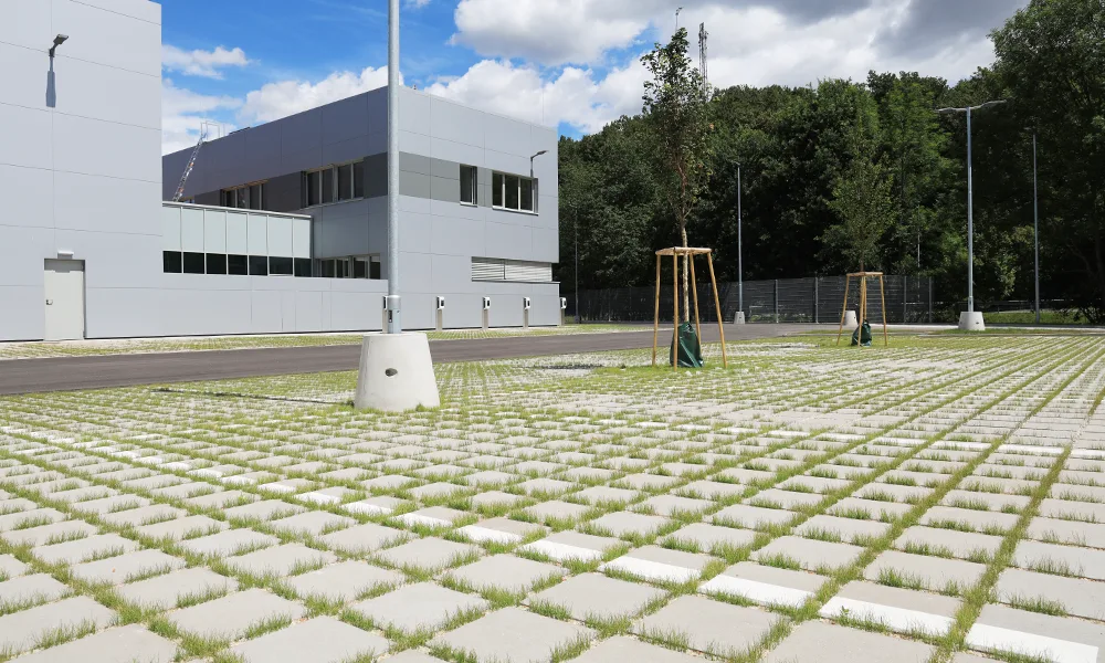 Cupro Verde VG4 so zazelenenými škárami od Friedl Steinwerke. Zelené riešenie parkoviska s vsakovacími kockami od Friedl Steinwerke.