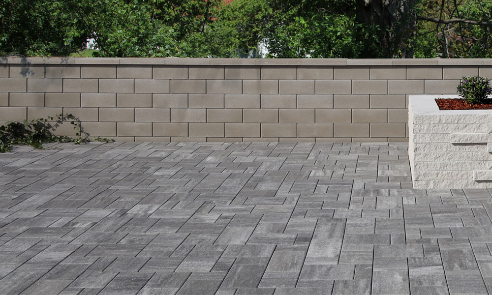 Vstupný priestor s dlažbou Friedl Steinwerke Cano VG4 kombi v odtieni kamennosivá tieňovaná – moderné a štýlové riešenie. Vstupný priestor s dlažbou Friedl Steinwerke Cano VG4 kombi v odtieni kamennosivá tieňovaná – moderné a štýlové riešenie.