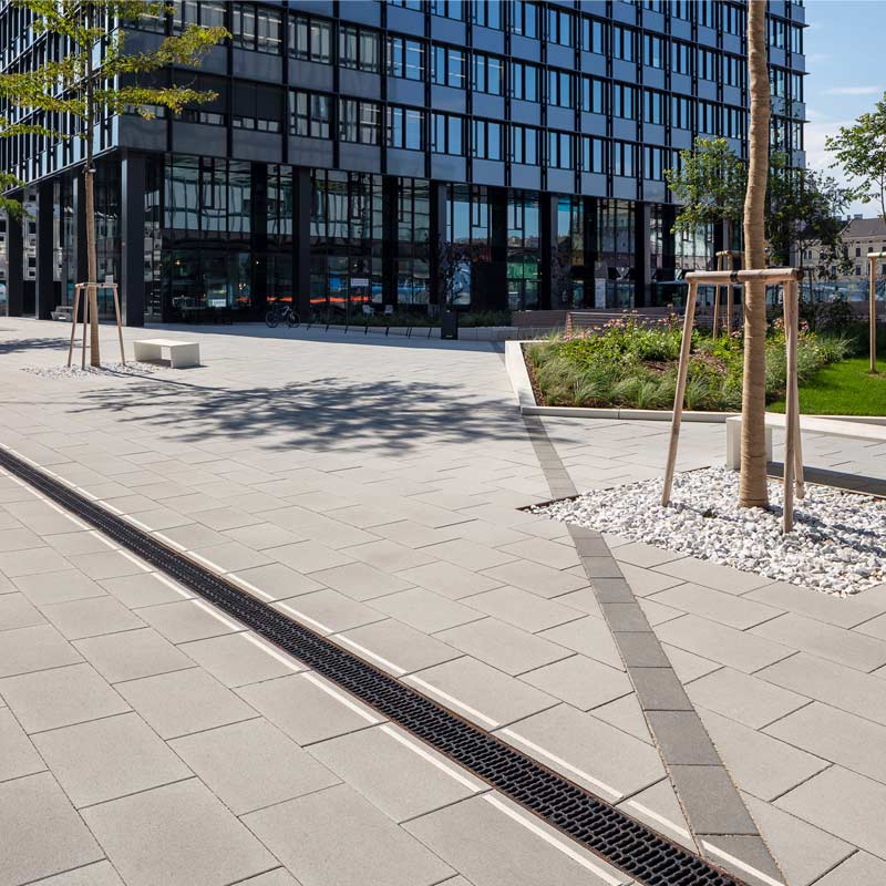 Quartier Belvedere Linea VG4, platina stredne tmavá antracitová betónové dlažby Friedl Steinwerke Quartier Belvedere Linea VG4, platina stredne tmavá antracitová betónové dlažby Friedl Steinwerke
