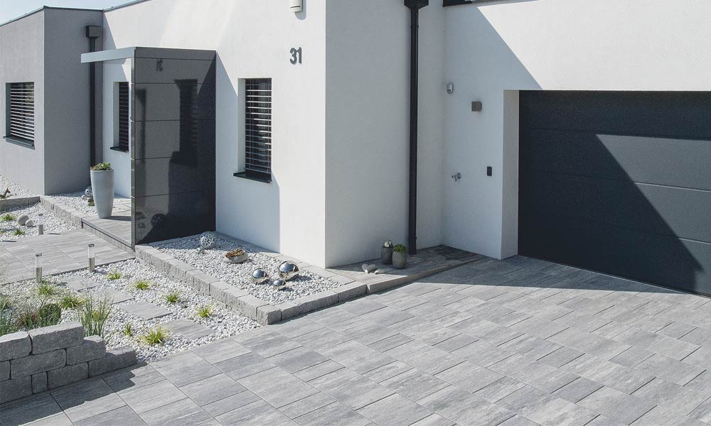 Campus VG, žulovo sivá tieňovaná; Gutshof murová tvárnica ŠM16 bosovaná, sivá a Largo podlahová platňa 59,8 x 29,8 x 5 cm, žulovo sivá tieňovaná pri vstupe do domu Campus VG, žulovo sivá tieňovaná; Gutshof murová tvárnica ŠM16 bosovaná, sivá a Largo podlahová platňa 59,8 x 29,8 x 5 cm, žulovo sivá tieňovaná pri vstupe do domu