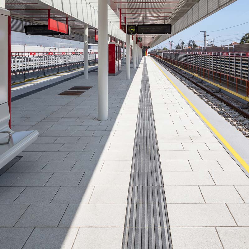 Wiener Linien Magnum, ušľachtilé kamenivo bielo-čierne betónové dlažby Friedl Steinwerke Wiener Linien Magnum, ušľachtilé kamenivo bielo-čierne betónové dlažby Friedl Steinwerke