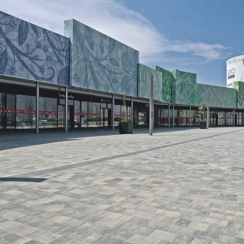 Parndorf Fashion Outlet Piazza, žulovo sivá tieňovaná betónové dlažby Friedl Steinwerke Parndorf Fashion Outlet Piazza, žulovo sivá tieňovaná betónové dlažby Friedl Steinwerke