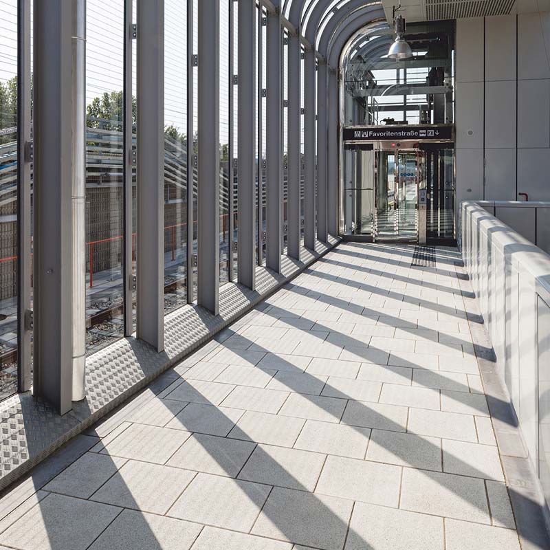 Wiener Linien Magnum, ušľachtilé kamenivo bielo-čierne betónové dlažby Friedl Steinwerke Wiener Linien Magnum, ušľachtilé kamenivo bielo-čierne betónové dlažby Friedl Steinwerke