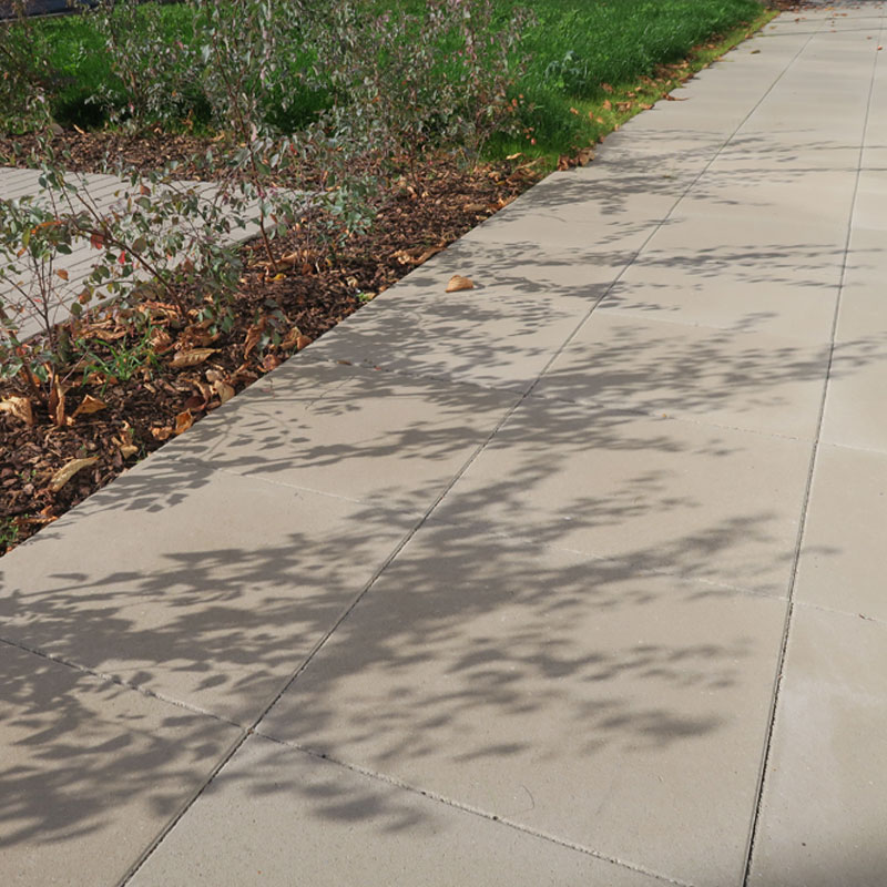 Chodník s dlaždicou Classic v sivej farbe pri výsadbe pri zdravotnom centre Weppersdorf, Friedl Steinwerke.