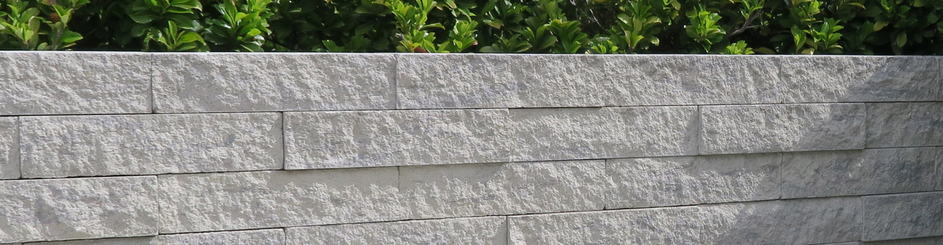 Moderný záhradný múrik Momento múrová tvárnica, krieda Friedl Steinwerke Moderný záhradný múrik Momento múrová tvárnica, krieda Friedl Steinwerke