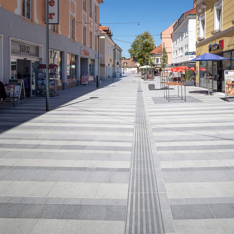 Pešia zóna Wiener Neustadt Linea VG4 betónová platňa, úšľachtilé kamenivo bielo-čierne Friedl Steinwerke