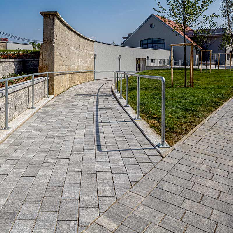 Wildgarten Wien Arret Š15, žulovo sivá tieňovaná betónové dlažby Friedl Steinwerke Wildgarten Wien Arret Š15, žulovo sivá tieňovaná betónové dlažby Friedl Steinwerke