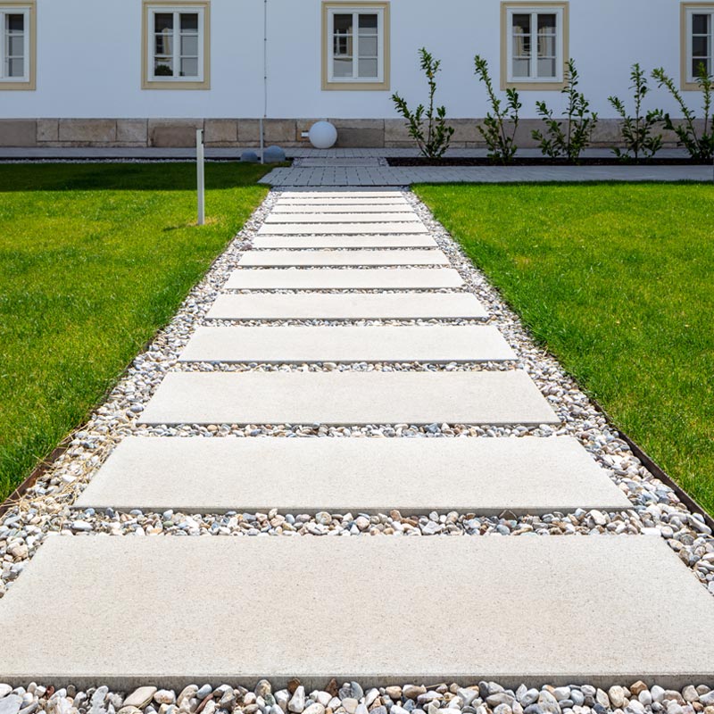 Doskový chodník v City Campus Wiener Neustadt s Classic VG4 sivá Friedl Steinwerke.