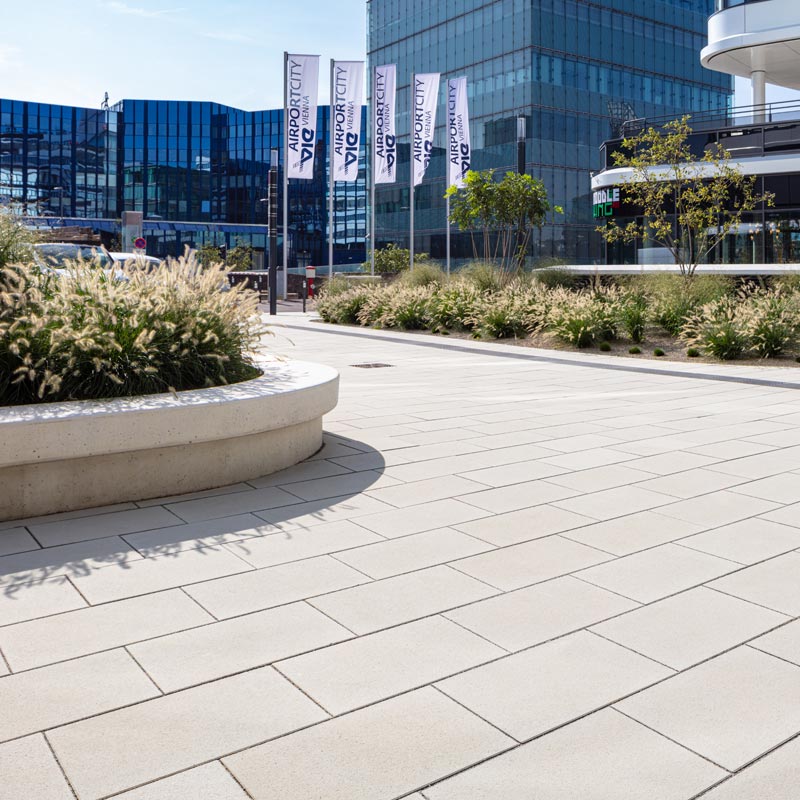 Letisko Viedeň Schwechat Linea VG4, sivá bielo betónové dlažby Friedl Steinwerke Letisko Viedeň Schwechat Linea VG4, sivá bielo betónové dlažby Friedl Steinwerke