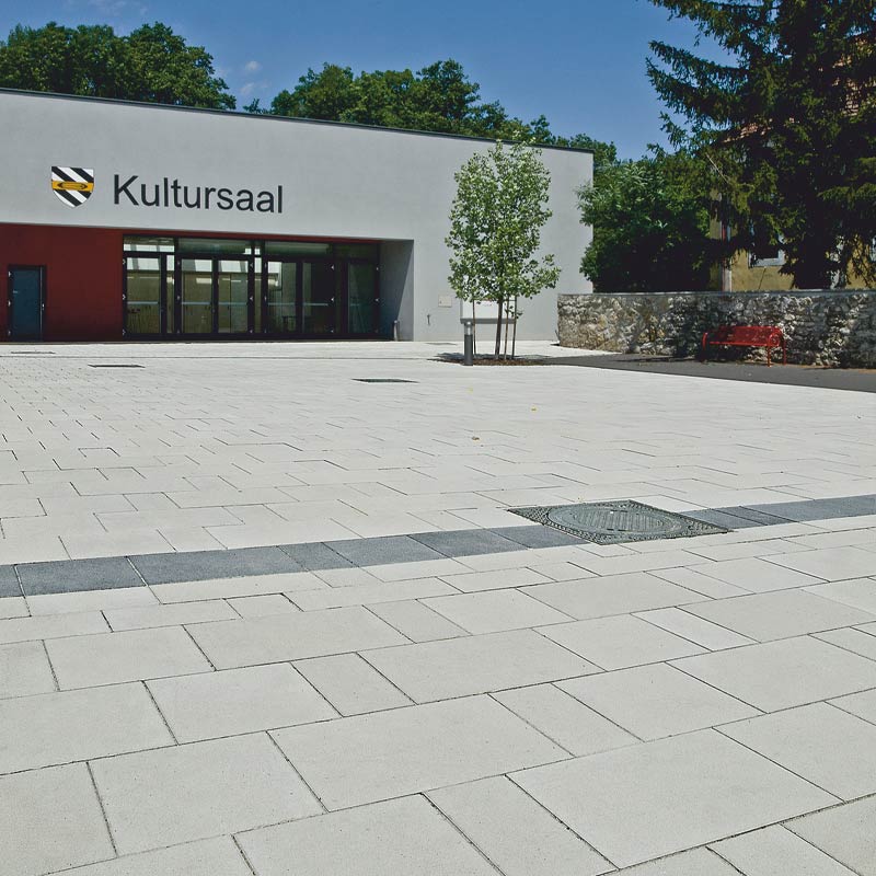 Obecné námestie Mitterndorf Campus VG4, sivá betónové dlažby Friedl Steinwerke