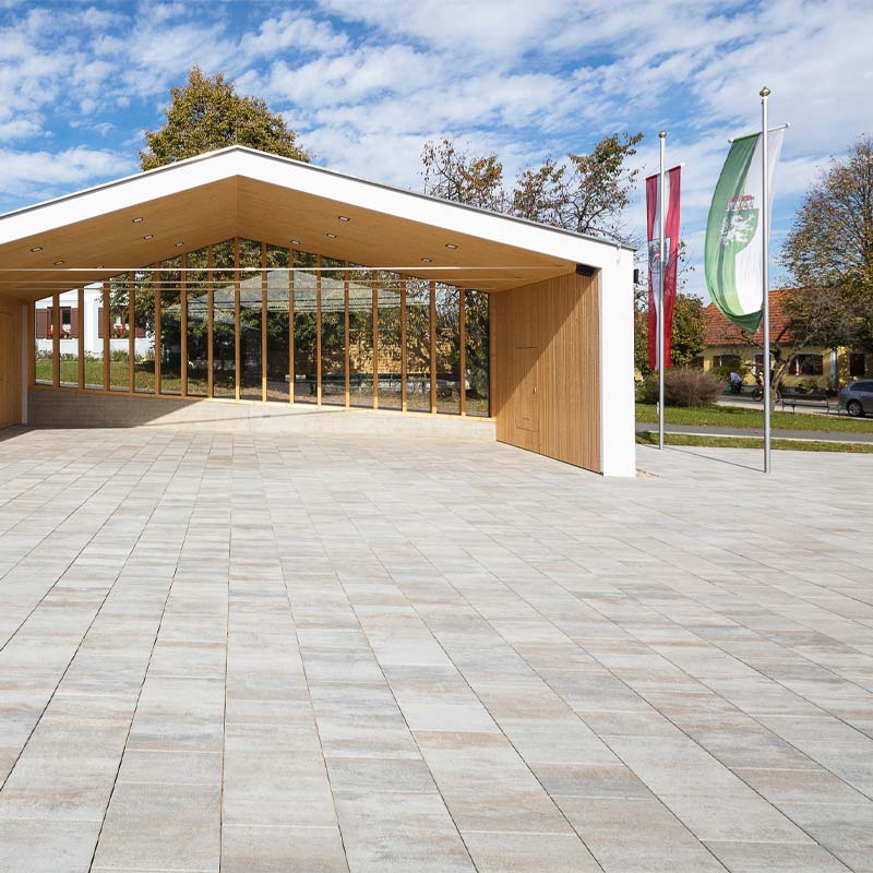 Obec Bad Blumau Campus VG4, vulcano tieňované betónové dlažby Friedl Steinwerke Obec Bad Blumau Campus VG4, vulcano tieňované betónové dlažby Friedl Steinwerke