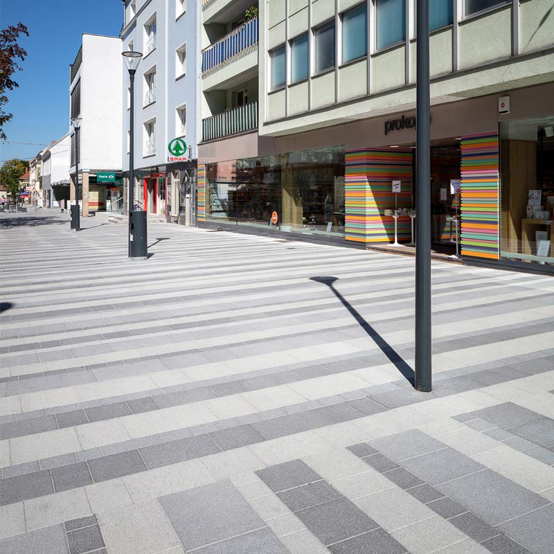 Pešia zóna Wiener Neustadt Linea VG4 betónová platňa, úšľachtilé kamenivo bielo-čierne Friedl Steinwerke Pešia zóna Wiener Neustadt Linea VG4 betónová platňa, úšľachtilé kamenivo bielo-čierne Friedl Steinwerke