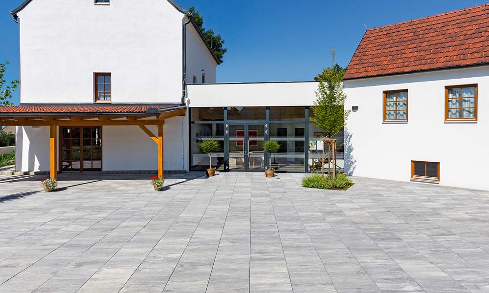 Verejné námestia Linea VG4 betónová platňa, žulovo sivá tieňovaná Friedl Steinwerke Verejné námestia Linea VG4 betónová platňa, žulovo sivá tieňovaná Friedl Steinwerke