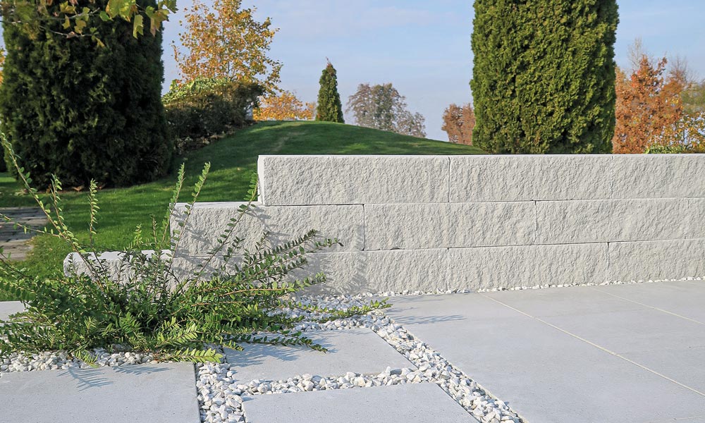 Momento múrová tvárnica 60 x 16 x 15 cm, starobiela; Niva29 39,4 x 39,4 x 2,9 cm, starobiela a Friedl ozdobný štrk, Shadow White Momento múrová tvárnica 60 x 16 x 15 cm, starobiela; Niva29 39,4 x 39,4 x 2,9 cm, starobiela a Friedl ozdobný štrk, Shadow White