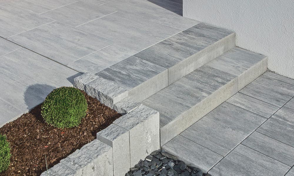Linea blokový schod 100 x 40 x 15 cm, žulovo sivá tieňovaná; Campus VG4, žulovo sivá tieňovaná, Largo betónová platňa, ľadovo sivá tieňovaná, Gutshof Palisáda 3 str.štiep, žulovo sivá tieňovaná Linea blokový schod 100 x 40 x 15 cm, žulovo sivá tieňovaná; Campus VG4, žulovo sivá tieňovaná, Largo betónová platňa, ľadovo sivá tieňovaná, Gutshof Palisáda 3 str.štiep, žulovo sivá tieňovaná